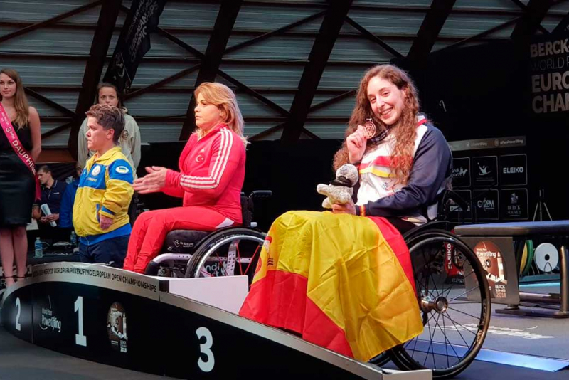 Loida Zabala posa con la medalla de bronce en el Europeo