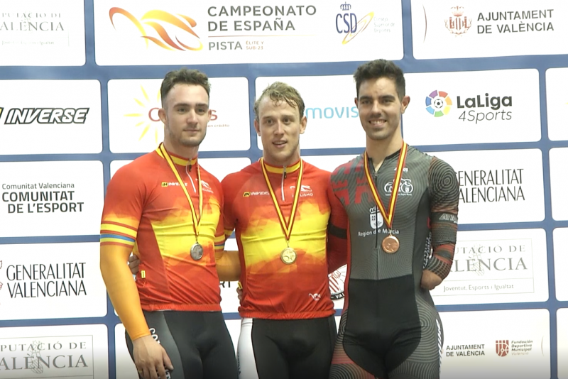 Alfonso Cabello, en el podio con su medalla de bronce