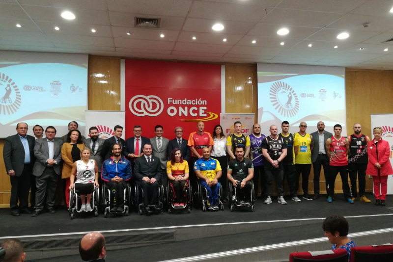 Foto de grupo en la presentación de la División de Honor de la Liga Nacional Baloncesto en Silla de Ruedas-Trofeo Fundación ONCE