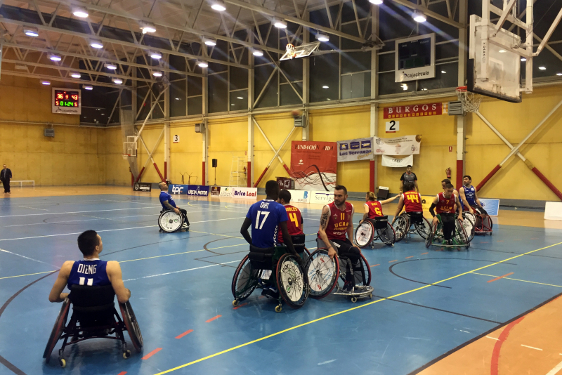 Partido de baloncesto en silla de ruedas