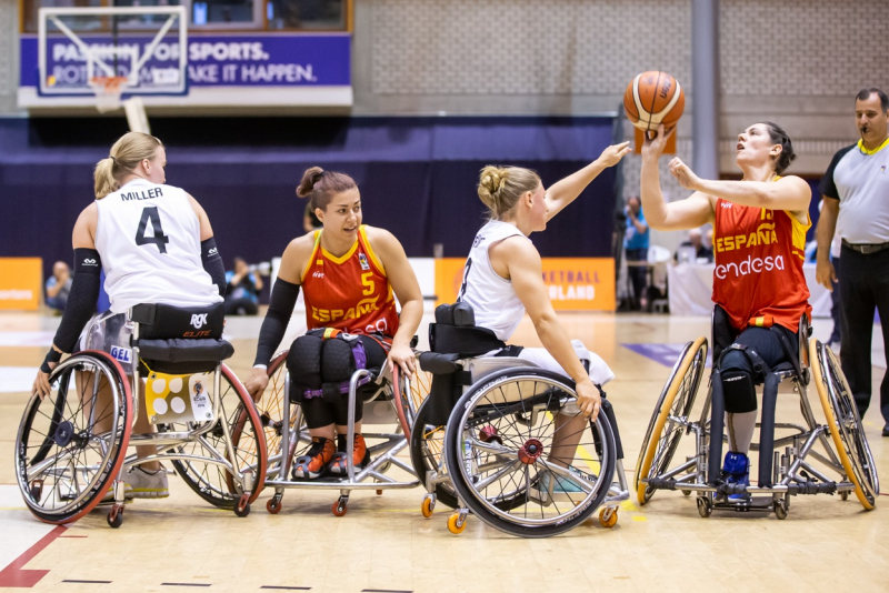 Un momento del partido España-Alemania por el bronce en el Europeo femenino basket en silla