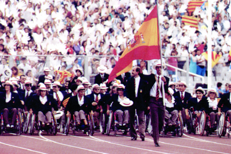 El equipo español desfila en el Estadio Olímpico de Barcelona
