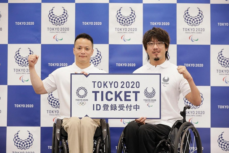 Dos paralímpicos japoneses muestran una entrada gigante