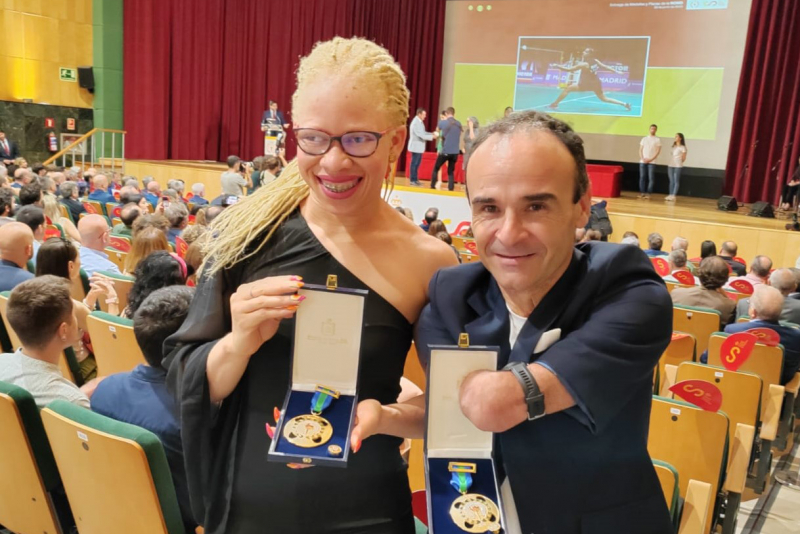 Adiaratou Iglesias y Ricardo Ten con sus medallas de la Real Orden del Mérito Deportivo