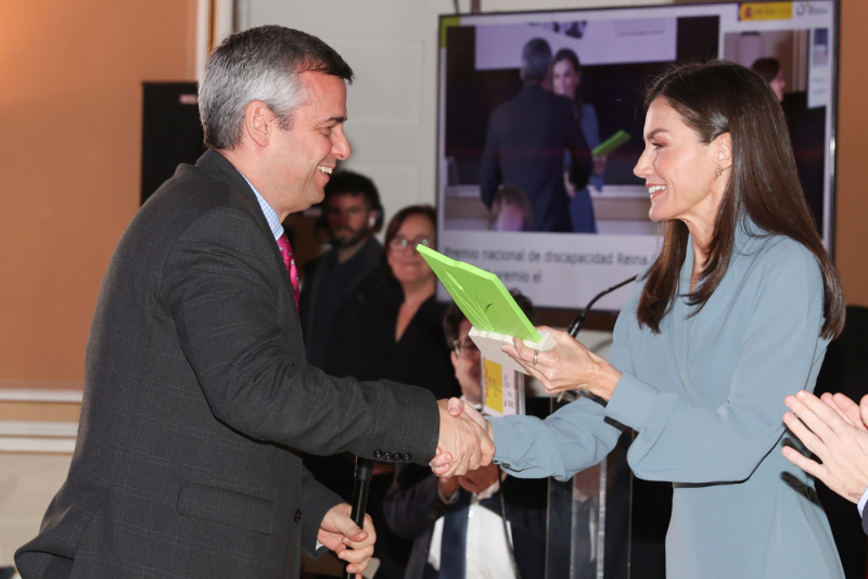 Luis Leardy recoge el premio de manos de la Reina