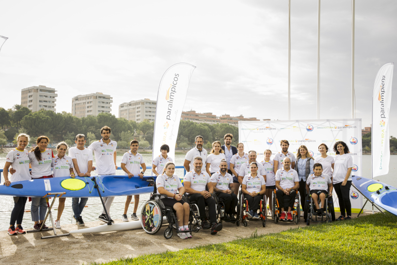 Equipo Paralímpico Español de Piragüismo, junto a personalidades de Digonatura