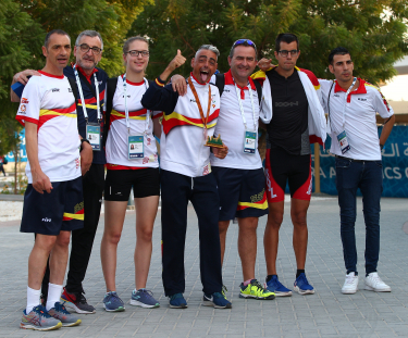 José María Pámpano, junto a otros compañeros de selección tras lograr el bronce en los 800 metros T36 del Mundial de Dubái.