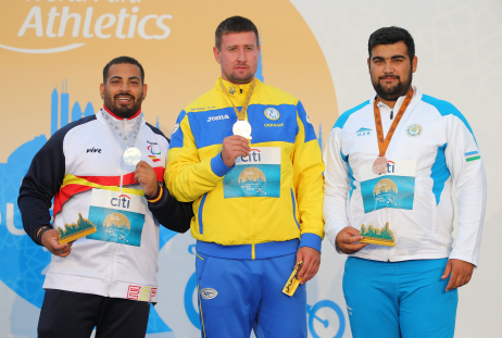 Kim López, con la medalla de plata en el podio del Peso T12 del Mundial Dubái 2019