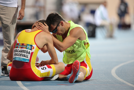 Gerard Descarrega y Guillermo Rojo, tras la final de 100 T11 del Mundial Dubái 2019