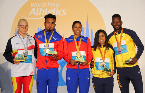 Adiaratou Iglesias posa con la medalla de plata en el podio de los 200 T12 del Mundial de Dubái