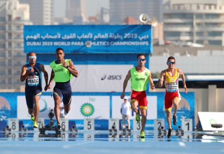 Gerard Descarrega y su guía Guillermo Rojo, durante los 100 metros T11 del Mundial de Dubai