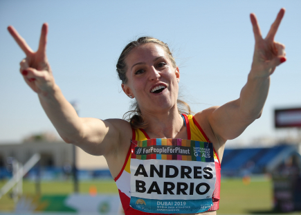 Sara Andrés celebra su marca mínima para Tokio en la prueba de los 100 T64 en el Mundial de Dubai