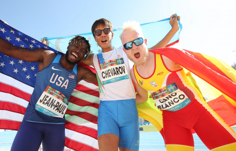 Iván Cano celebra su medalla de bronce en la prueba de Longitud T13 del Mundial de Dubái