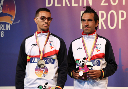 Manuel Garnica, en el podio de Berlín como subcampeón de Europa de 1500 T11.