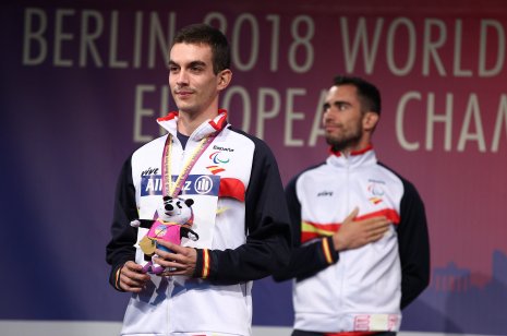 Gerard Descarrega, con la medalla de oro de campeón de Europa de Longitud T11.