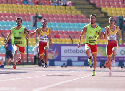 Gerard Descarrega y Martín Parejo, en la prueba de los 100 metros T11 del Europeo de Berlín.