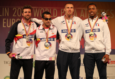 Martín Parejo y su guía, Albert Selva, en el podio con la medalla de plata del Europeo de Berlín.