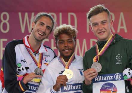 Daniel Pérez, en el podio con su medalla de plata como subcampeón de Europa en Berlín.