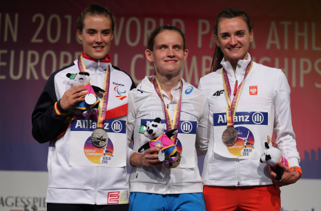 Lia Beel, en el podio con la medalla de plata de los 100 metros T11 del Europeo de Berlín.