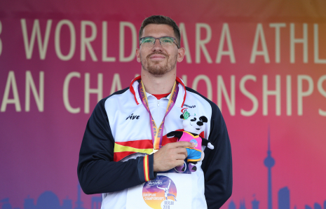 Héctor Cabrera, en lo más alto del podio como campeón de Europa de Jabalina en Berlín.