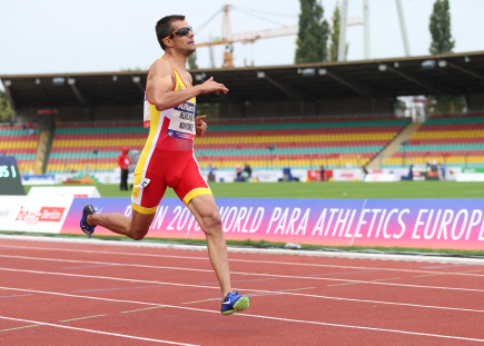 Lorenzo Albaladejo, entrando en meta como tercer clasificado de la prueba de 200 metros T38 en el Europeo de Berlín.