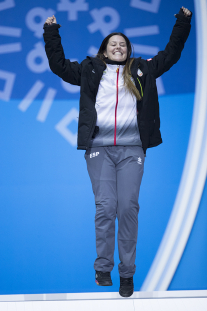 Imagen de Astrid Fina recoge su medalla de bronce en snowboard cross durante los Juegos Paralímpicos de Pyeongchang 2018.