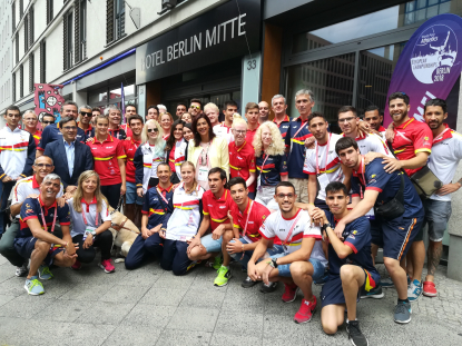 El equipo español recibe la visita de la secretaria de Estado para el Deporte, María José Rienda, en el Europeo de Berlín.