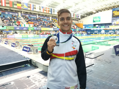 Israel Oliver posa con la medalla de plata conseguida en los 100 braza SB11 del Europeo de Dublín 2018