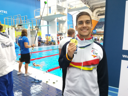 Israel Oliver luce su medalla de oro como campeón de Europa de los 200 estilos SM11
