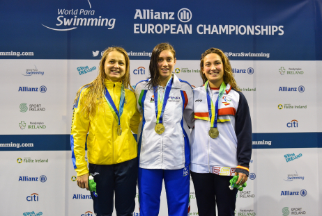 Ariadna Edo, en el podio del Europeo de Dublín tras conseguir la medalla de bronce