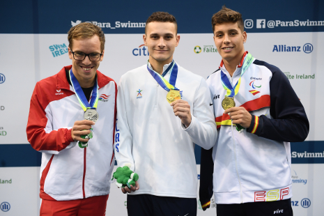 Carlos Martínez, en el podio con la medalla de bronce de los 200 estilos SM8 del Europeo de Dublín