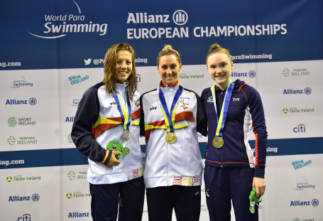 Sarai Gascón (oro) y Nuria Marqués (plata) posan en el podio de los 100 libres S9 del Europeo de Dublín