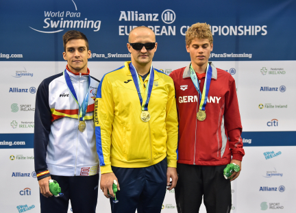 Israel Oliver, en el podio con la medalla de plata de los 100 braza SB11 en el Europeo de Dublín