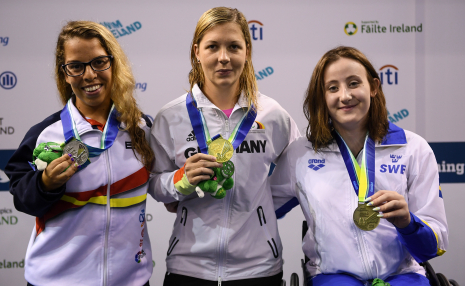 Podio de los 50 mariposa S7 del Europeo de Dublín, con Judit Rolo medalla de plata