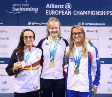 María Delgado luce la medalla de plata en el podio de los 100 espalda S12 del Europeo de Dublín