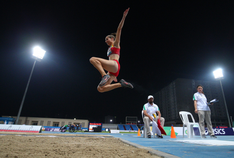 Uno de los saltos de Sara Martínez en la prueba de Longitud T12 del Mundial de Dubái.