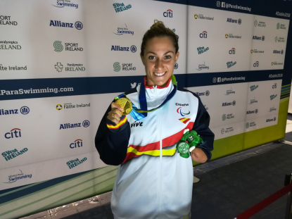 Sarai Gascón con la medalla de oro como campeona de Europa de los 100 libres S9 en Dublín