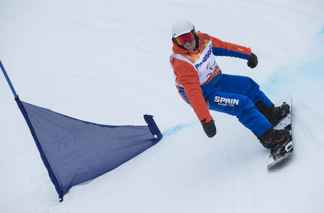 Imagen de Víctor González durante la carrera de banked slalom de los Juegos Paralímpicos de Pyeongchang 2018.