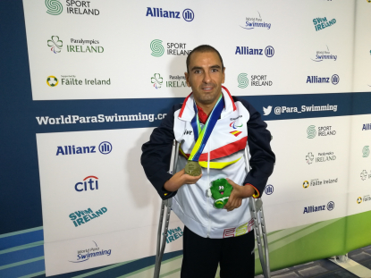 Miguel Ángel Martínez Tajuelo posa con la medalla de bronce (50 libres S3) en el Europeo de Dublín