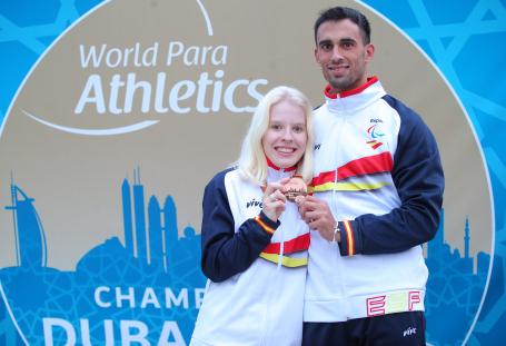 Meritxell Playà, con su guía y la medalla de bronce de la prueba de Longitud T11 del Mundial de Dubái