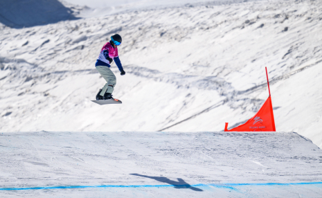 Vic González durante la prueba clasificatoria de snowboard cross JJPP Pekín 2022