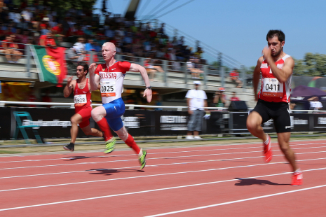 Maximiliano Rodríguez, en las semifinales de los 100 metros (clase T12) en el Mundial de Lyon 2013.