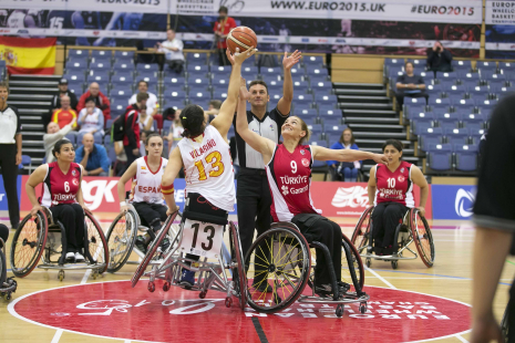 Vilariño, en el salto inicial del España-Turquía del Europeo BSR de Worcester 2015.