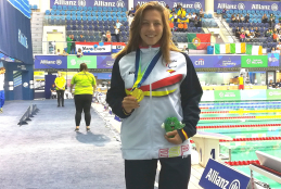 Nuria Marqués posa con su medalla de oro de campeona de Europa en los 100 espalda S9