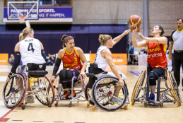 Un momento del partido España-Alemania por el bronce en el Europeo femenino basket en silla
