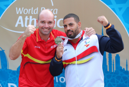 Kim López celebra la conquista de la medalla con su entrenador