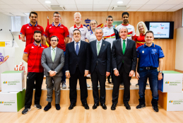 Foto de familia tras la entrega