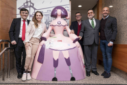 Los asistentes al acto con la menina