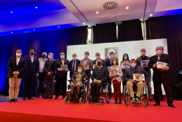 Foto de familia de los premiados