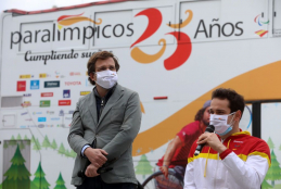 El alcalde de Madrid y el paralímpico Dani Stix ante el Bus Paralímpicos 25 Años